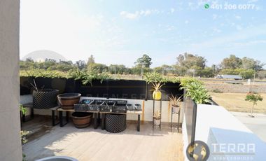SE VENDE CASA DE LUJO EN CASTELA RESERVA RESIDENCIAL SALIDA SAN MIGUEL DE ALLENDE  EN CELAYA GTO.  Casa en esquina de 3 Pisos con 3 Habitaciones y Cad