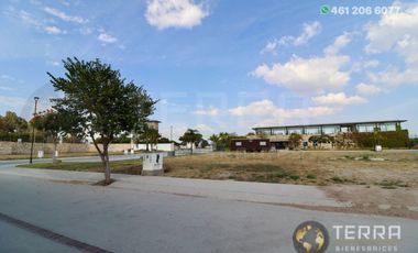 SE VENDE CASA DE LUJO EN CASTELA RESERVA RESIDENCIAL SALIDA SAN MIGUEL DE ALLENDE  EN CELAYA GTO.  Casa en esquina de 3 Pisos con 3 Habitaciones y Cad