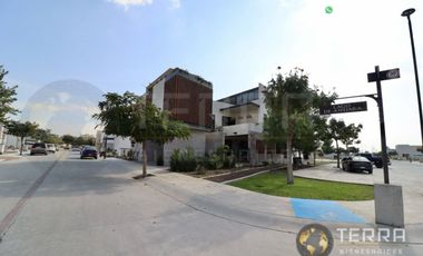 SE VENDE CASA DE LUJO EN CASTELA RESERVA RESIDENCIAL SALIDA SAN MIGUEL DE ALLENDE  EN CELAYA GTO.  Casa en esquina de 3 Pisos con 3 Habitaciones y Cad