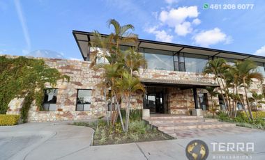 SE VENDE CASA DE LUJO EN CASTELA RESERVA RESIDENCIAL SALIDA SAN MIGUEL DE ALLENDE  EN CELAYA GTO.  Casa en esquina de 3 Pisos con 3 Habitaciones y Cad