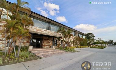 SE VENDE CASA DE LUJO EN CASTELA RESERVA RESIDENCIAL SALIDA SAN MIGUEL DE ALLENDE  EN CELAYA GTO.  Casa en esquina de 3 Pisos con 3 Habitaciones y Cad