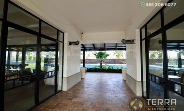 SE VENDE CASA DE LUJO EN CASTELA RESERVA RESIDENCIAL SALIDA SAN MIGUEL DE ALLENDE  EN CELAYA GTO.  Casa en esquina de 3 Pisos con 3 Habitaciones y Cad