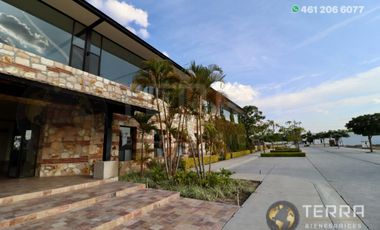 SE VENDE CASA DE LUJO EN CASTELA RESERVA RESIDENCIAL SALIDA SAN MIGUEL DE ALLENDE  EN CELAYA GTO.  Casa en esquina de 3 Pisos con 3 Habitaciones y Cad