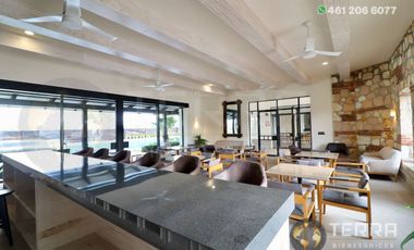 SE VENDE CASA DE LUJO EN CASTELA RESERVA RESIDENCIAL SALIDA SAN MIGUEL DE ALLENDE  EN CELAYA GTO.  Casa en esquina de 3 Pisos con 3 Habitaciones y Cad