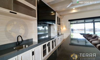 SE VENDE CASA DE LUJO EN CASTELA RESERVA RESIDENCIAL SALIDA SAN MIGUEL DE ALLENDE  EN CELAYA GTO.  Casa en esquina de 3 Pisos con 3 Habitaciones y Cad