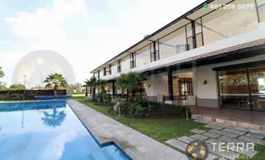 SE VENDE CASA DE LUJO EN CASTELA RESERVA RESIDENCIAL SALIDA SAN MIGUEL DE ALLENDE  EN CELAYA GTO.  Casa en esquina de 3 Pisos con 3 Habitaciones y Cad