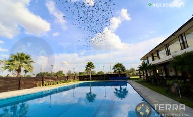 SE VENDE CASA DE LUJO EN CASTELA RESERVA RESIDENCIAL SALIDA SAN MIGUEL DE ALLENDE  EN CELAYA GTO.  Casa en esquina de 3 Pisos con 3 Habitaciones y Cad