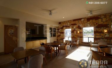 SE VENDE CASA DE LUJO EN CASTELA RESERVA RESIDENCIAL SALIDA SAN MIGUEL DE ALLENDE  EN CELAYA GTO.  Casa en esquina de 3 Pisos con 3 Habitaciones y Cad