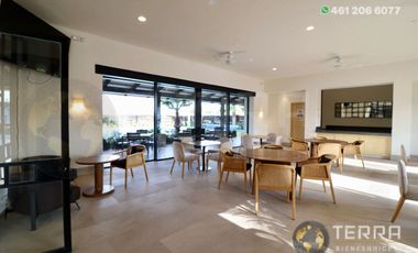 SE VENDE CASA DE LUJO EN CASTELA RESERVA RESIDENCIAL SALIDA SAN MIGUEL DE ALLENDE  EN CELAYA GTO.  Casa en esquina de 3 Pisos con 3 Habitaciones y Cad