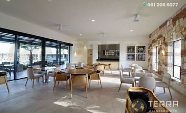 SE VENDE CASA DE LUJO EN CASTELA RESERVA RESIDENCIAL SALIDA SAN MIGUEL DE ALLENDE  EN CELAYA GTO.  Casa en esquina de 3 Pisos con 3 Habitaciones y Cad