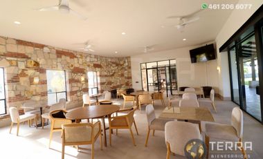 SE VENDE CASA DE LUJO EN CASTELA RESERVA RESIDENCIAL SALIDA SAN MIGUEL DE ALLENDE  EN CELAYA GTO.  Casa en esquina de 3 Pisos con 3 Habitaciones y Cad