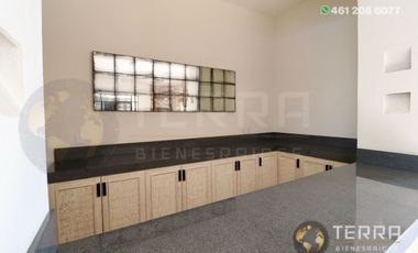 SE VENDE CASA DE LUJO EN CASTELA RESERVA RESIDENCIAL SALIDA SAN MIGUEL DE ALLENDE  EN CELAYA GTO.  Casa en esquina de 3 Pisos con 3 Habitaciones y Cad