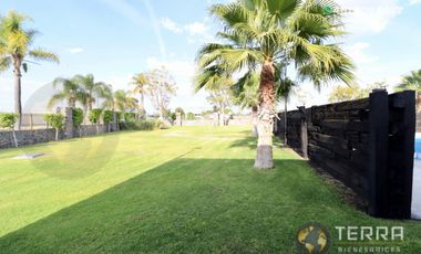 SE VENDE CASA DE LUJO EN CASTELA RESERVA RESIDENCIAL SALIDA SAN MIGUEL DE ALLENDE  EN CELAYA GTO.  Casa en esquina de 3 Pisos con 3 Habitaciones y Cad