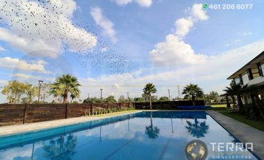 SE VENDE CASA DE LUJO EN CASTELA RESERVA RESIDENCIAL SALIDA SAN MIGUEL DE ALLENDE  EN CELAYA GTO.  Casa en esquina de 3 Pisos con 3 Habitaciones y Cad