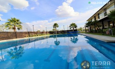 SE VENDE CASA DE LUJO EN CASTELA RESERVA RESIDENCIAL SALIDA SAN MIGUEL DE ALLENDE  EN CELAYA GTO.  Casa en esquina de 3 Pisos con 3 Habitaciones y Cad