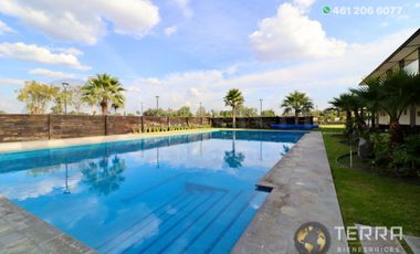 SE VENDE CASA DE LUJO EN CASTELA RESERVA RESIDENCIAL SALIDA SAN MIGUEL DE ALLENDE  EN CELAYA GTO.  Casa en esquina de 3 Pisos con 3 Habitaciones y Cad