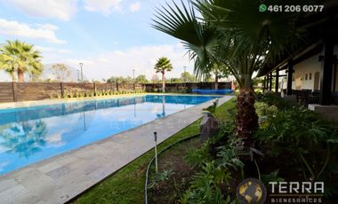 SE VENDE CASA DE LUJO EN CASTELA RESERVA RESIDENCIAL SALIDA SAN MIGUEL DE ALLENDE  EN CELAYA GTO.  Casa en esquina de 3 Pisos con 3 Habitaciones y Cad
