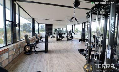 SE VENDE CASA DE LUJO EN CASTELA RESERVA RESIDENCIAL SALIDA SAN MIGUEL DE ALLENDE  EN CELAYA GTO.  Casa en esquina de 3 Pisos con 3 Habitaciones y Cad