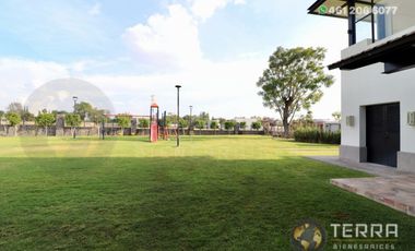 SE VENDE CASA DE LUJO EN CASTELA RESERVA RESIDENCIAL SALIDA SAN MIGUEL DE ALLENDE  EN CELAYA GTO.  Casa en esquina de 3 Pisos con 3 Habitaciones y Cad