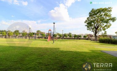 SE VENDE CASA DE LUJO EN CASTELA RESERVA RESIDENCIAL SALIDA SAN MIGUEL DE ALLENDE  EN CELAYA GTO.  Casa en esquina de 3 Pisos con 3 Habitaciones y Cad