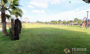 SE VENDE CASA DE LUJO EN CASTELA RESERVA RESIDENCIAL SALIDA SAN MIGUEL DE ALLENDE  EN CELAYA GTO.  Casa en esquina de 3 Pisos con 3 Habitaciones y Cad