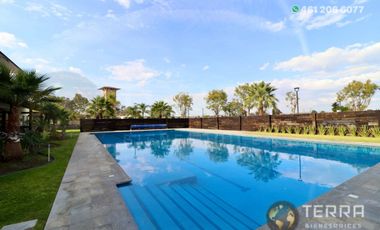 SE VENDE CASA DE LUJO EN CASTELA RESERVA RESIDENCIAL SALIDA SAN MIGUEL DE ALLENDE  EN CELAYA GTO.  Casa en esquina de 3 Pisos con 3 Habitaciones y Cad