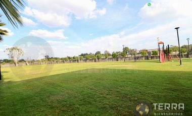 SE VENDE CASA DE LUJO EN CASTELA RESERVA RESIDENCIAL SALIDA SAN MIGUEL DE ALLENDE  EN CELAYA GTO.  Casa en esquina de 3 Pisos con 3 Habitaciones y Cad