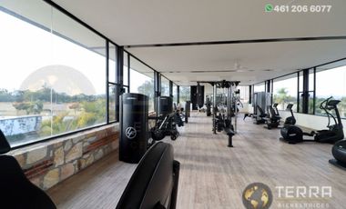 SE VENDE CASA DE LUJO EN CASTELA RESERVA RESIDENCIAL SALIDA SAN MIGUEL DE ALLENDE  EN CELAYA GTO.  Casa en esquina de 3 Pisos con 3 Habitaciones y Cad