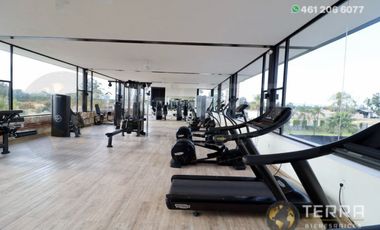 SE VENDE CASA DE LUJO EN CASTELA RESERVA RESIDENCIAL SALIDA SAN MIGUEL DE ALLENDE  EN CELAYA GTO.  Casa en esquina de 3 Pisos con 3 Habitaciones y Cad