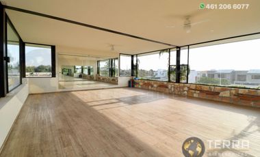 SE VENDE CASA DE LUJO EN CASTELA RESERVA RESIDENCIAL SALIDA SAN MIGUEL DE ALLENDE  EN CELAYA GTO.  Casa en esquina de 3 Pisos con 3 Habitaciones y Cad