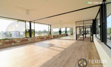 SE VENDE CASA DE LUJO EN CASTELA RESERVA RESIDENCIAL SALIDA SAN MIGUEL DE ALLENDE  EN CELAYA GTO.  Casa en esquina de 3 Pisos con 3 Habitaciones y Cad