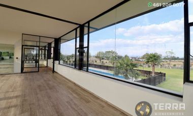 SE VENDE CASA DE LUJO EN CASTELA RESERVA RESIDENCIAL SALIDA SAN MIGUEL DE ALLENDE  EN CELAYA GTO.  Casa en esquina de 3 Pisos con 3 Habitaciones y Cad