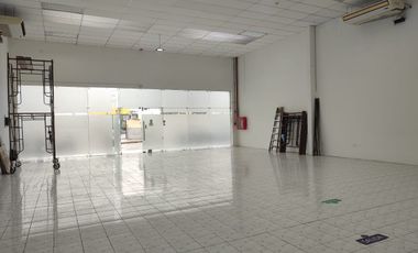 Local Comercial de alquiler en la Ave Juan Tanca Marengo, 525 m2.