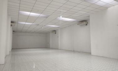 Local Comercial de alquiler en la Ave Juan Tanca Marengo, 525 m2.