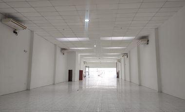 Local Comercial de alquiler en la Ave Juan Tanca Marengo, 525 m2.