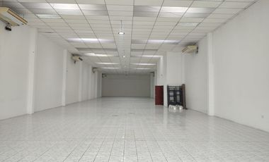 Local Comercial de alquiler en la Ave Juan Tanca Marengo, 525 m2.