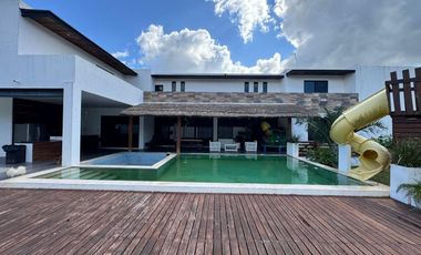 Exclusiva casa en venta totalmente equipada dentro de privada en zona Country
