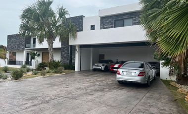 Exclusiva casa en venta totalmente equipada dentro de privada en zona Country