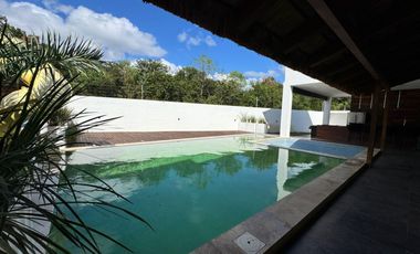Exclusiva casa en venta totalmente equipada dentro de privada en zona Country