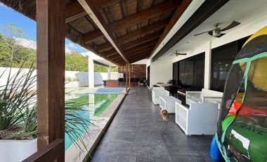 Exclusiva casa en venta totalmente equipada dentro de privada en zona Country