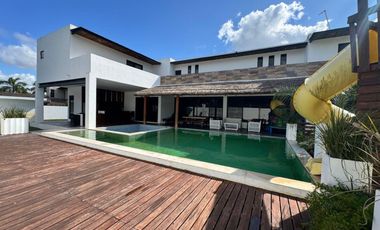 Exclusiva casa en venta totalmente equipada dentro de privada en zona Country