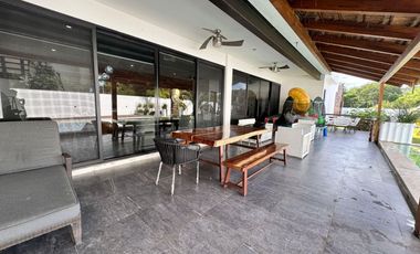 Exclusiva casa en venta totalmente equipada dentro de privada en zona Country