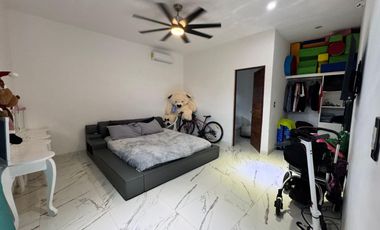 Exclusiva casa en venta totalmente equipada dentro de privada en zona Country