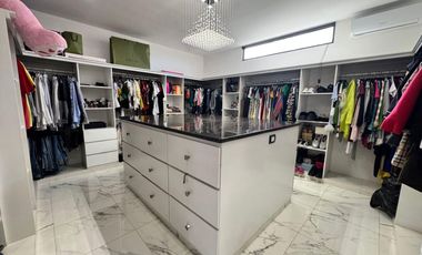 Exclusiva casa en venta totalmente equipada dentro de privada en zona Country