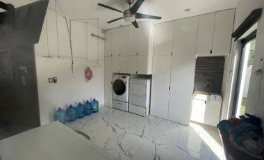 Exclusiva casa en venta totalmente equipada dentro de privada en zona Country
