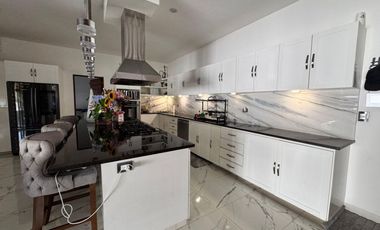 Exclusiva casa en venta totalmente equipada dentro de privada en zona Country