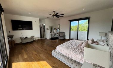 Exclusiva casa en venta totalmente equipada dentro de privada en zona Country
