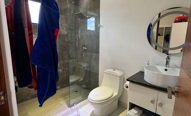 Exclusiva casa en venta totalmente equipada dentro de privada en zona Country