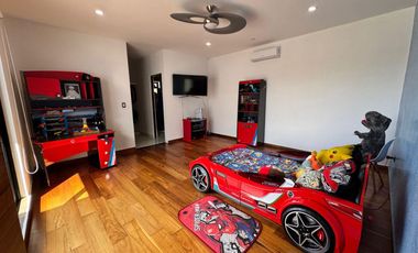 Exclusiva casa en venta totalmente equipada dentro de privada en zona Country