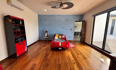 Exclusiva casa en venta totalmente equipada dentro de privada en zona Country